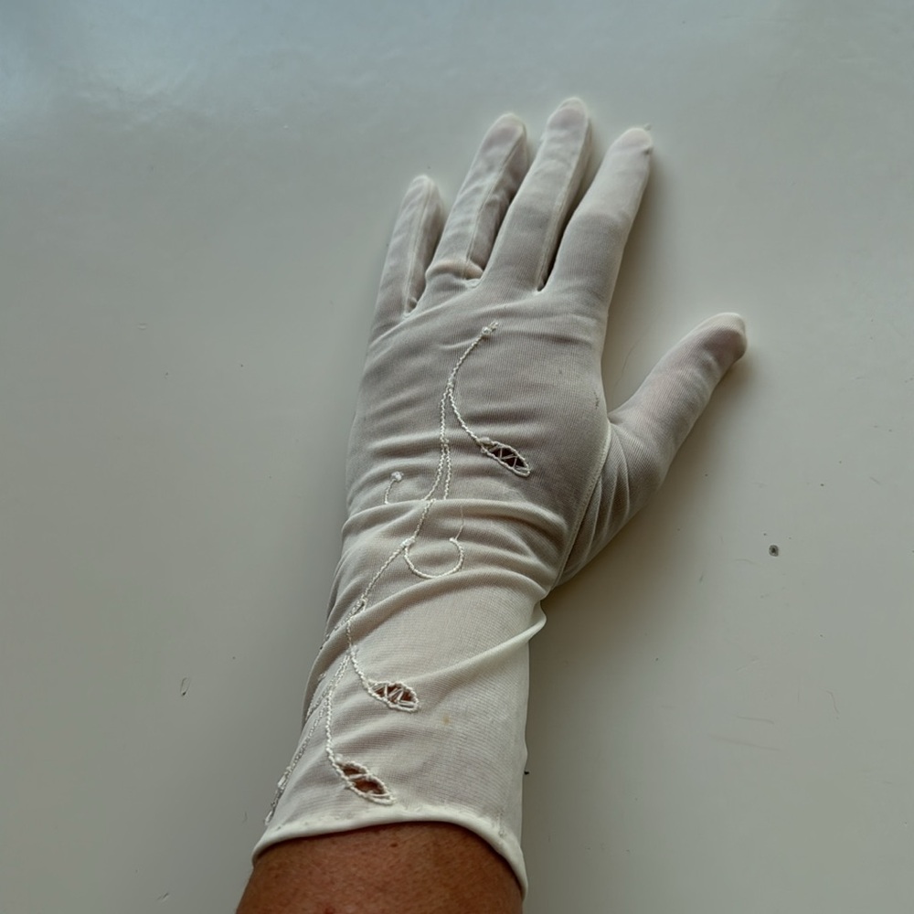 Vintage White gloves with embroidery and beading. Size 7 1/2